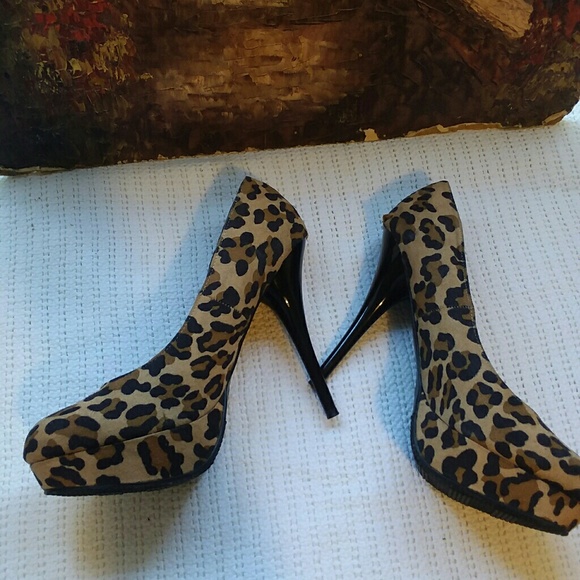 Women's Leopard Print Pumps - Picture 5 of 8